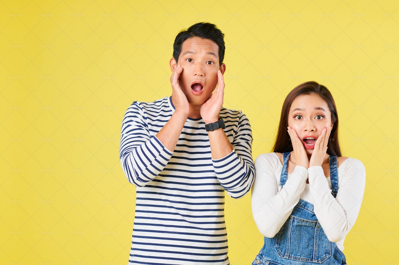 Amazed Shocked Young Couple: Stock Photos