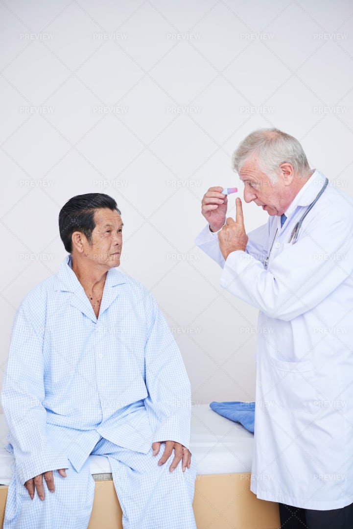 Ophthalmologist Talking To Senior: Stock Photos