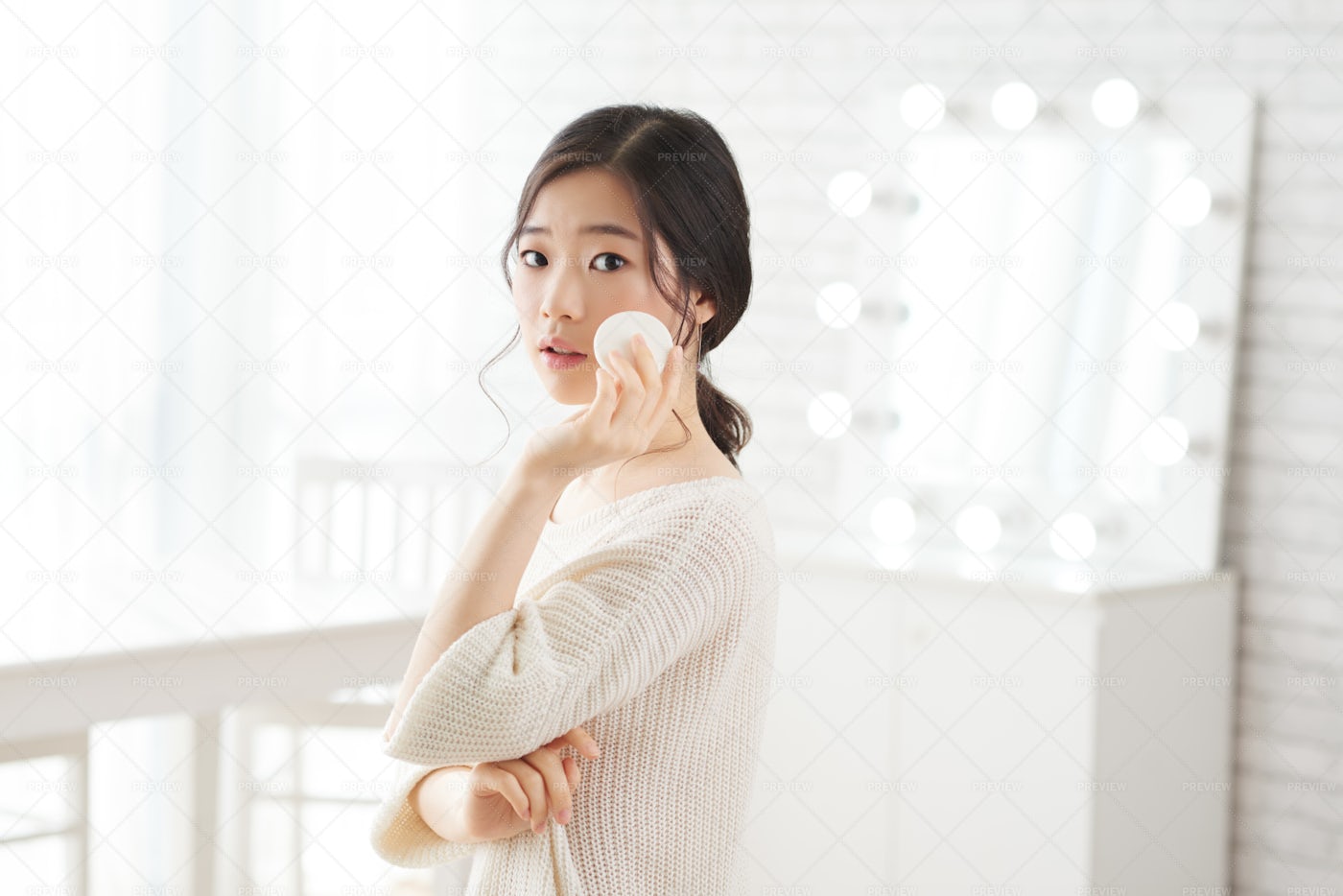 Young Woman Doing Make-up: Stock Photos