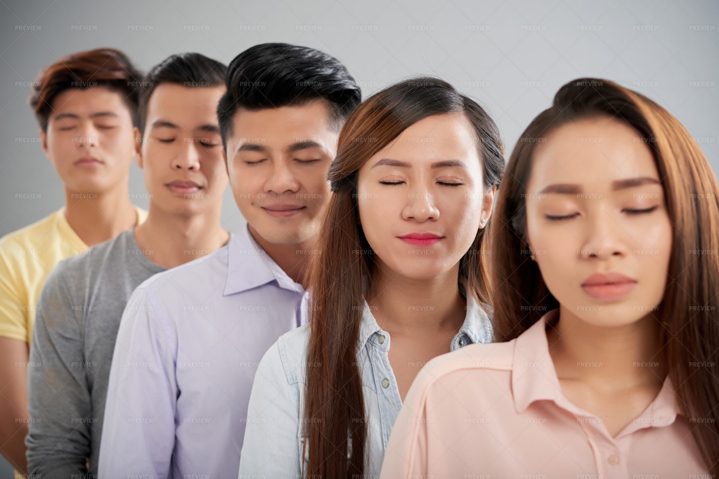 Группа азиата. Азиаты группа людей. Japanese people with closed Eyes. Asian people.