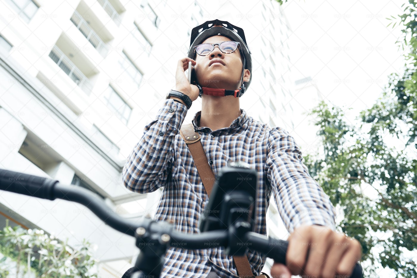 Cyclist Using Mobile Phone: Stock Photos