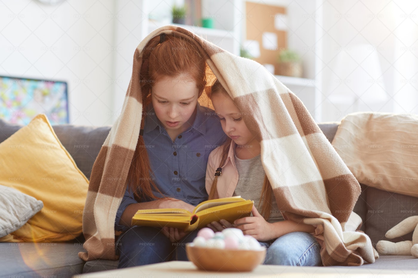 My mother two sisters. Чтение под одеялом с мамой. Чтение под одеялом с фонариком. Две сестры читает. Две сестрёнки читают книжку.