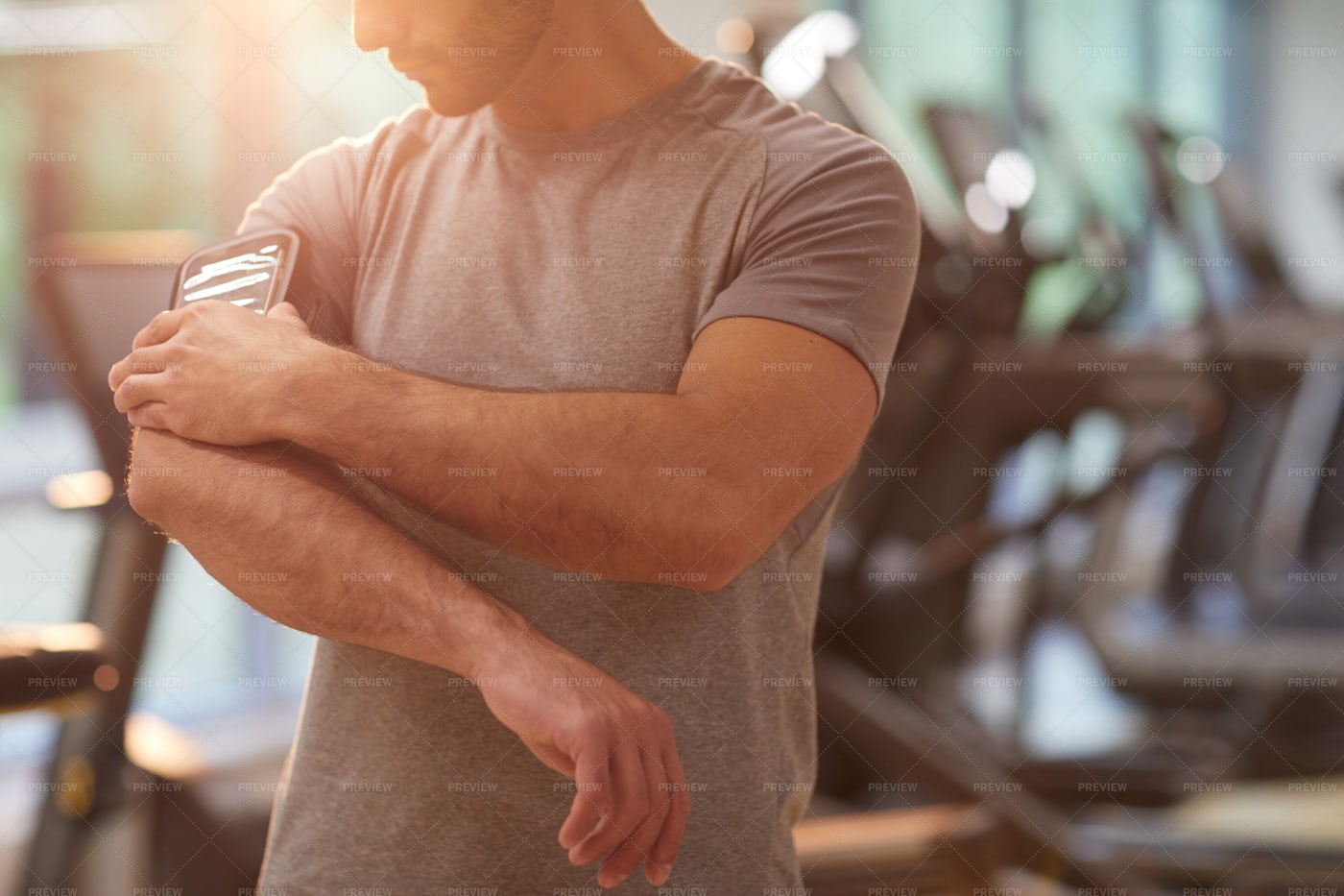 Man Using Smartphone In Gym: Stock Photos
