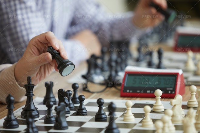 people play chess with time control, Stock Video