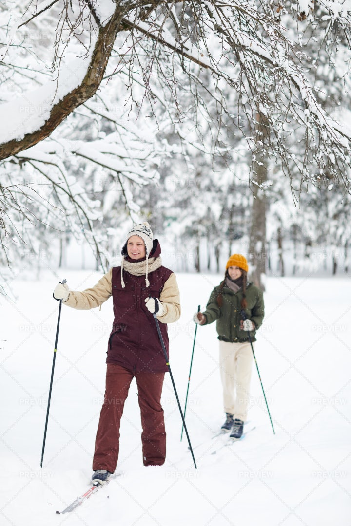 Couple Enjoying Skiing: Stock Photos
