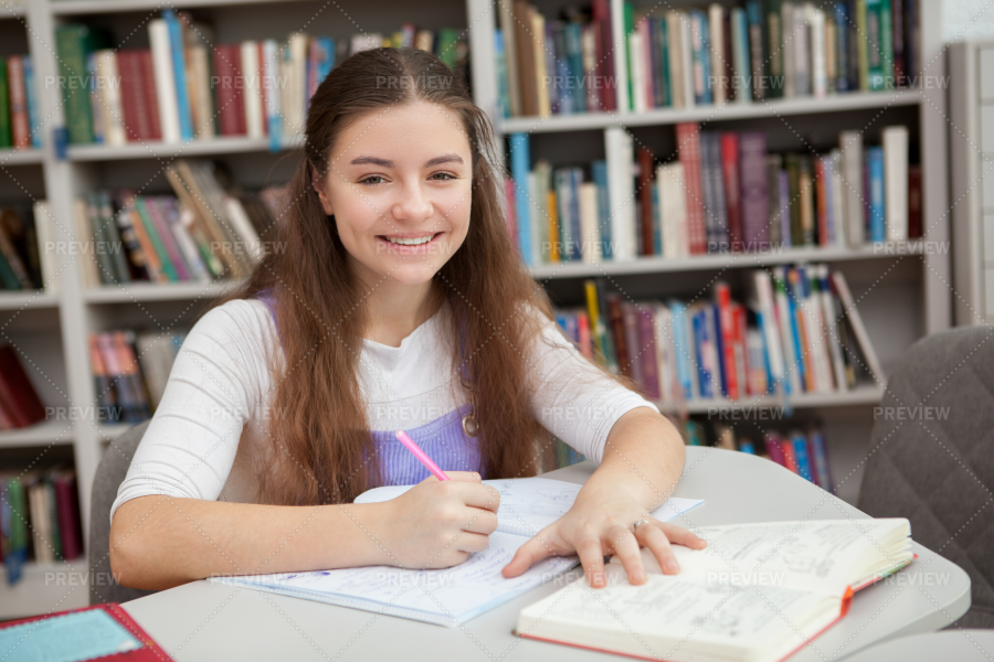 She study studies very well. Библиотека Беларуси. Фотосессия в библиотеке Минска. Литературная игра.