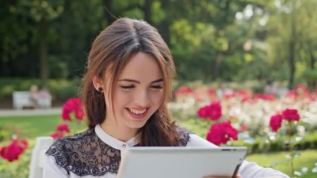 Lady Using A Tablet: Stock Video