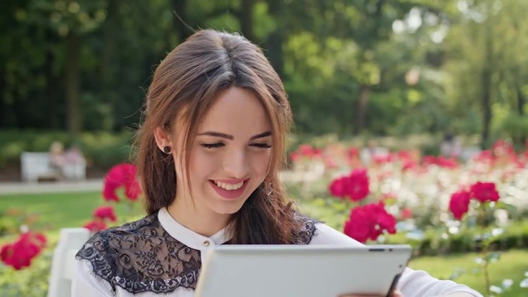 Lady Using A Tablet: Stock Video