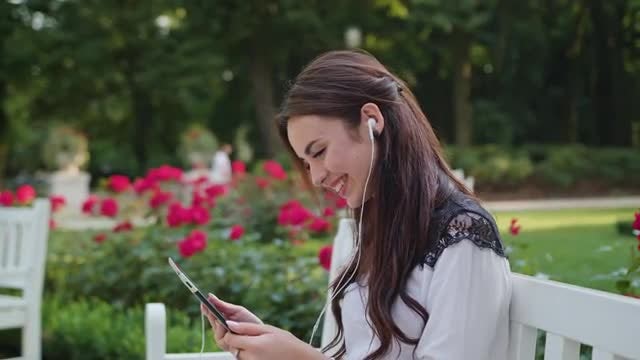 Lady In The Park Using A Tablet: Stock Video