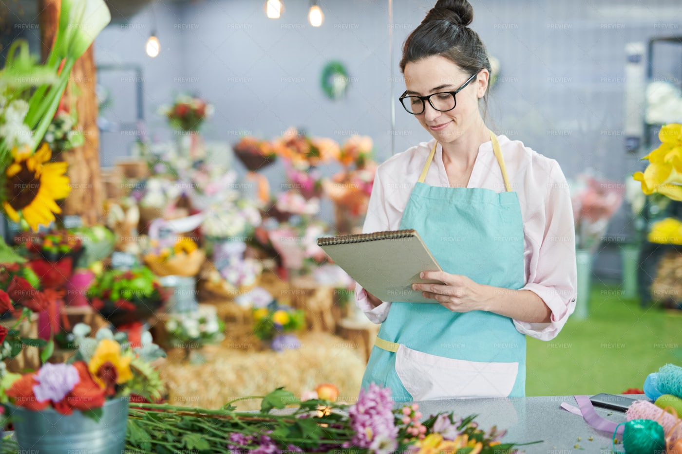 Modern Florist In Shop: Stock Photos