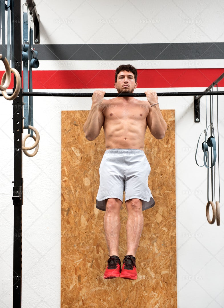 Bodybuilder Doing Pull Ups: Stock Photos