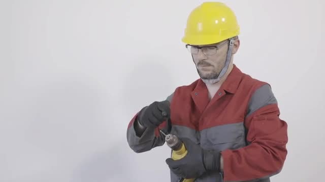Worker preparing a drilling machine: Stock Video