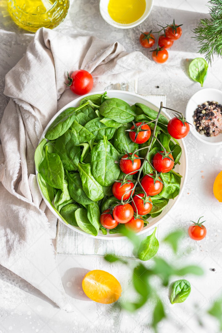 Spinach And Cherry Tomatoes: Stock Photos