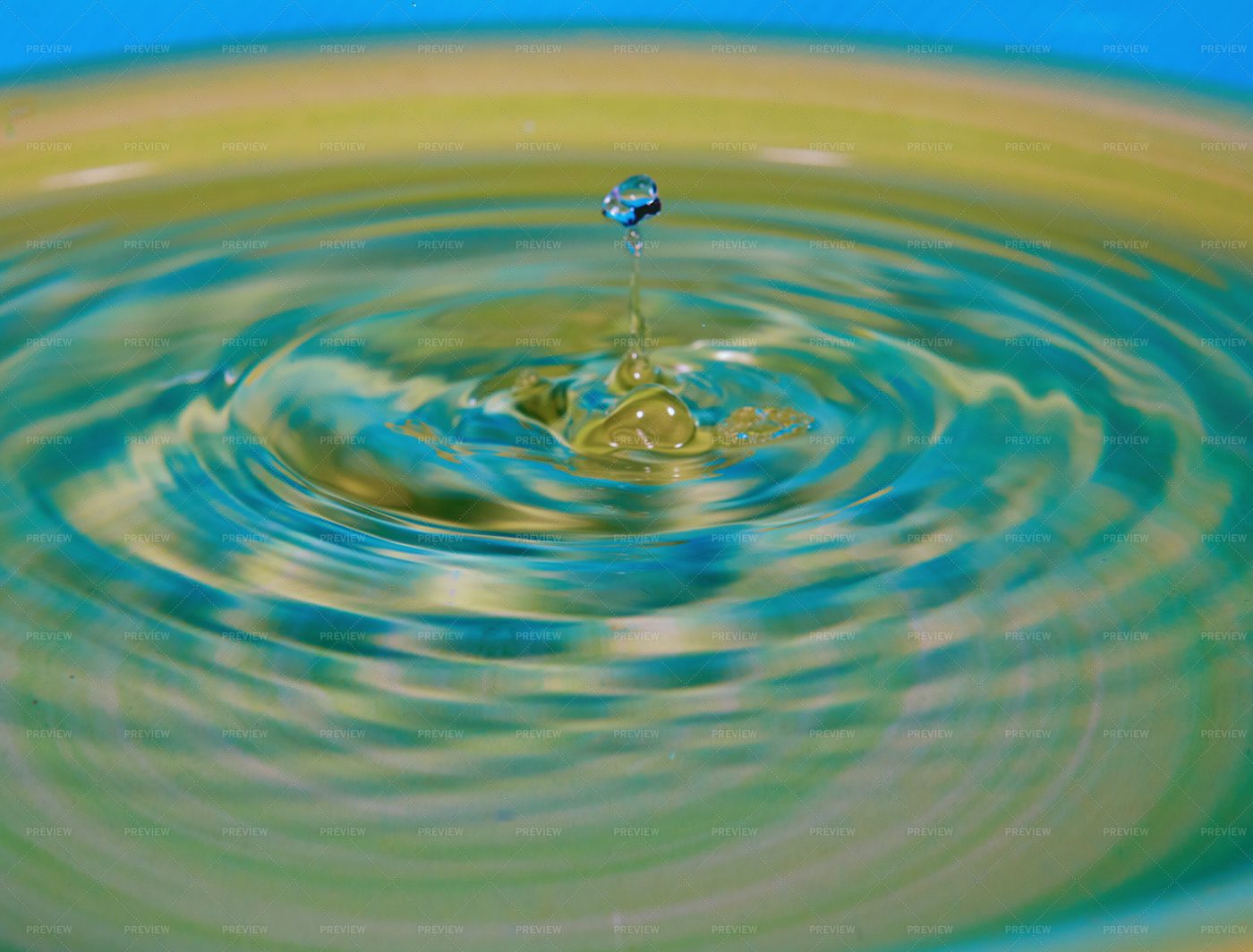 Rippling Water Drop: Stock Photos