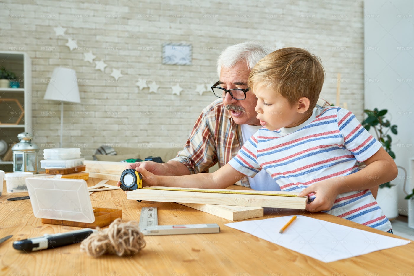 Дедушка учит внучку. Дед учит внука. Мальчик и дедушка. Дедушка учится. Старики учат маленьких.