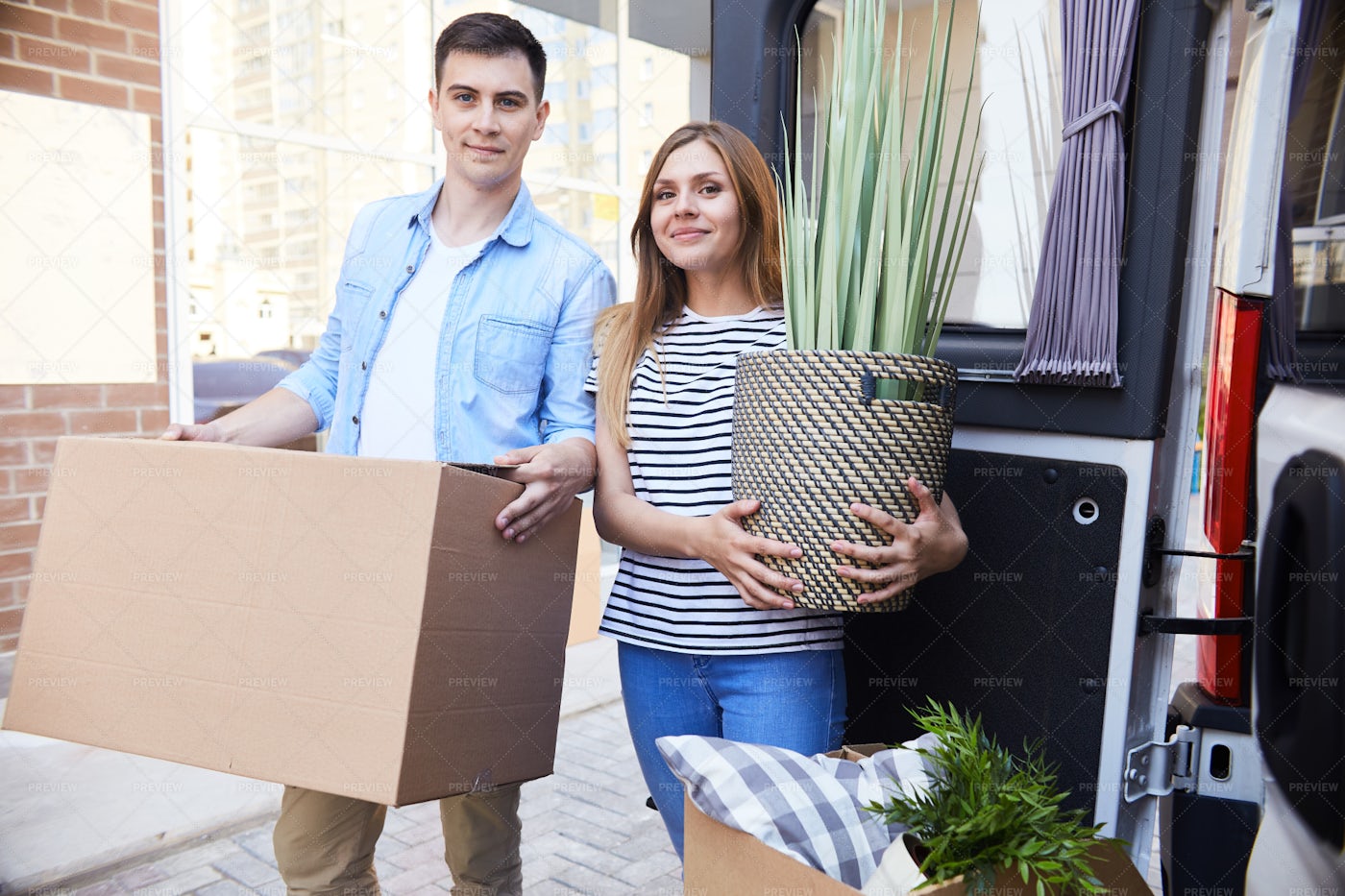 Young Couple Moving In: Stock Photos