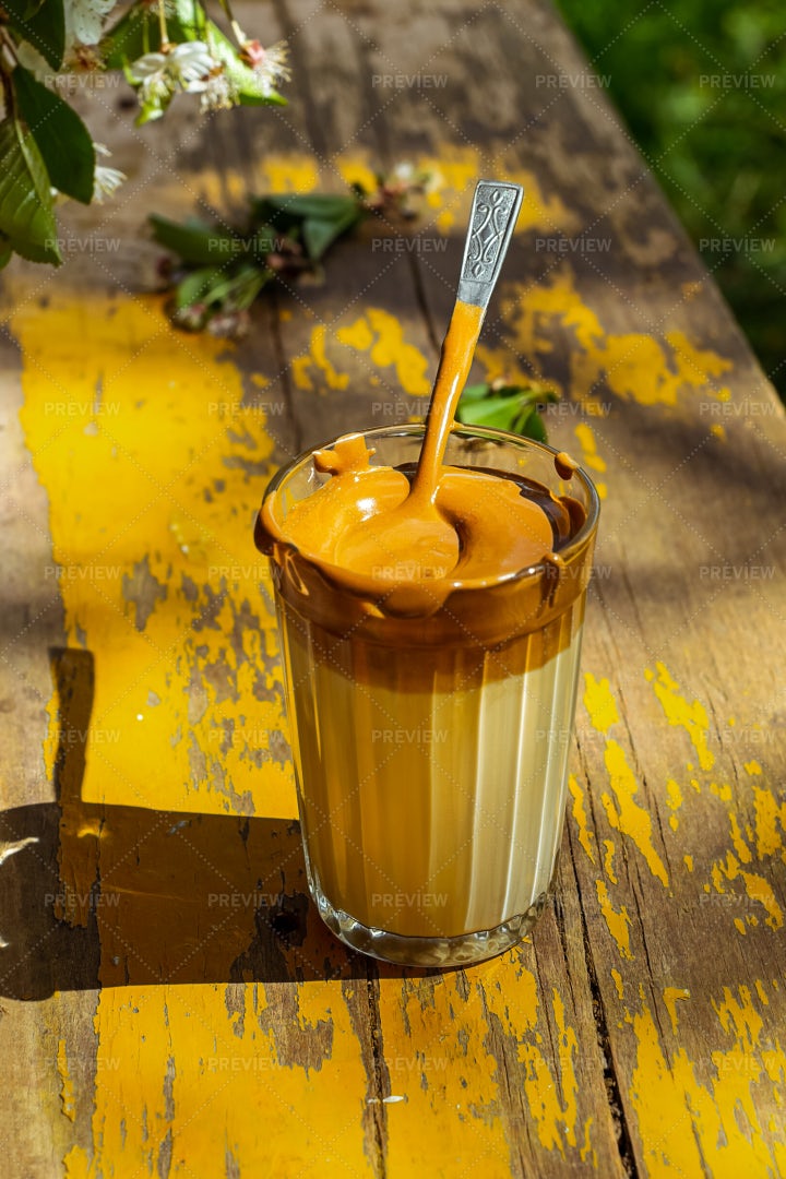 Creamy Dalgona Coffee: Stock Photos
