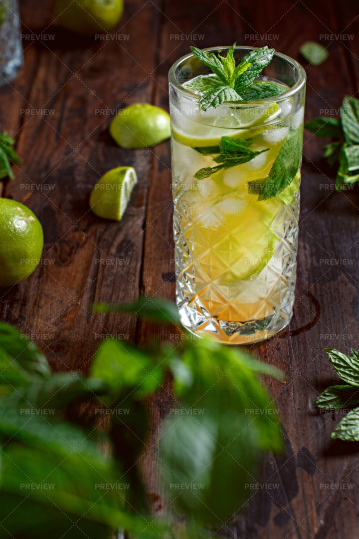 Refreshing Mojito Cocktail: Stock Photos