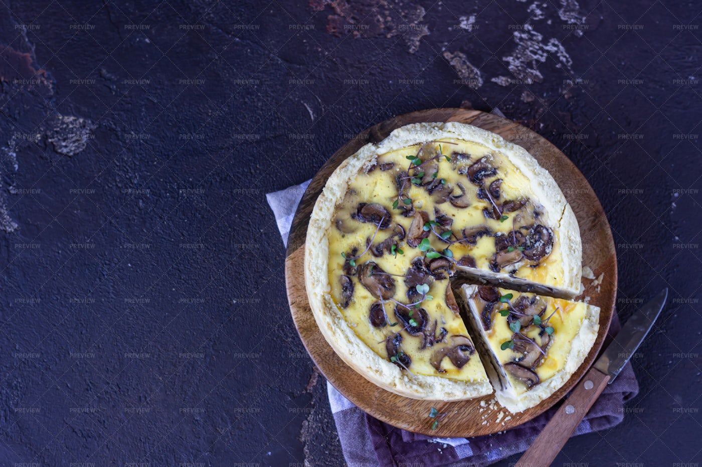 Savory Mushroom Pie: Stock Photos