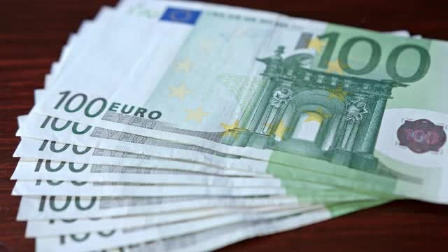 Pile Of Hundred Euro Bills: Stock Video