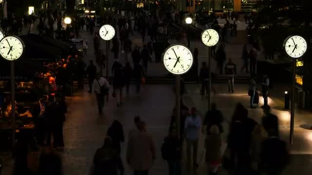 6 To 7 PM London: Stock Video