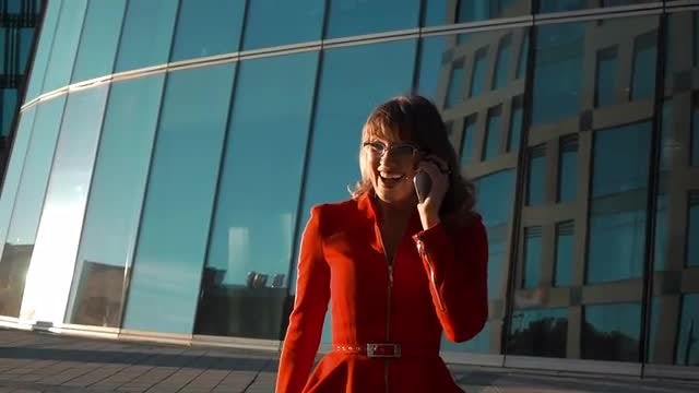 Businesswoman Answering Phone: Stock Video