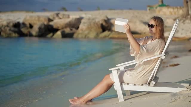 Taking Beach Photos Using Tablet : Stock Video