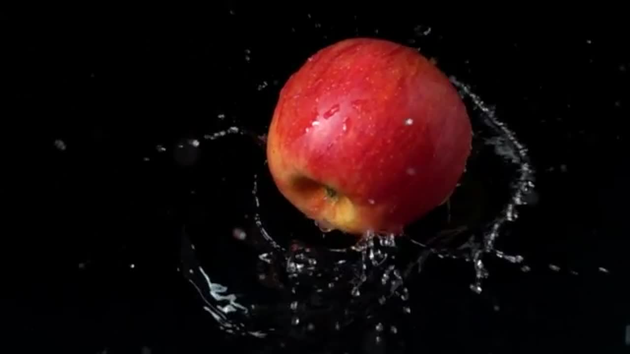     苹果掉到潮湿的表面745980
