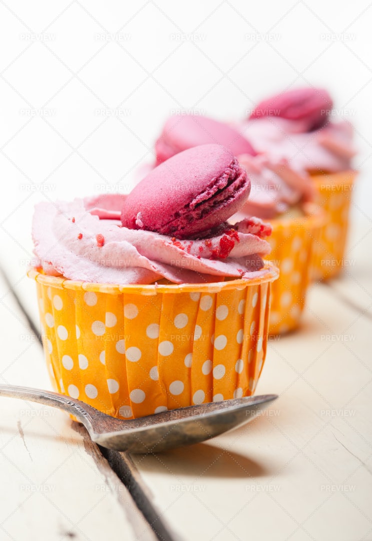 Pink Berry Cupcake: Stock Photos