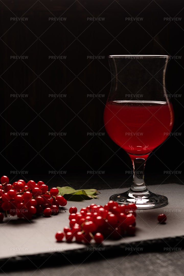 Viburnum Fresh Juice: Stock Photos