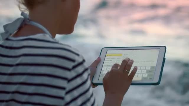 Woman Typing On Tablet PC: Stock Video