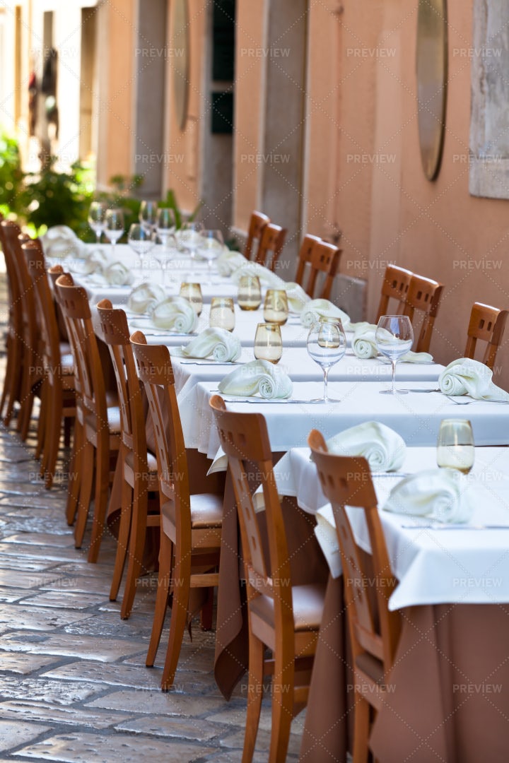 Empty Restaurant Tables: Stock Photos