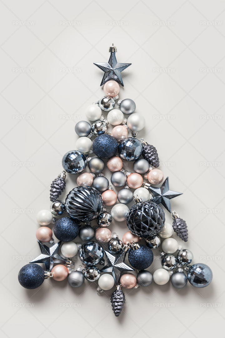 christmas tree made of balls