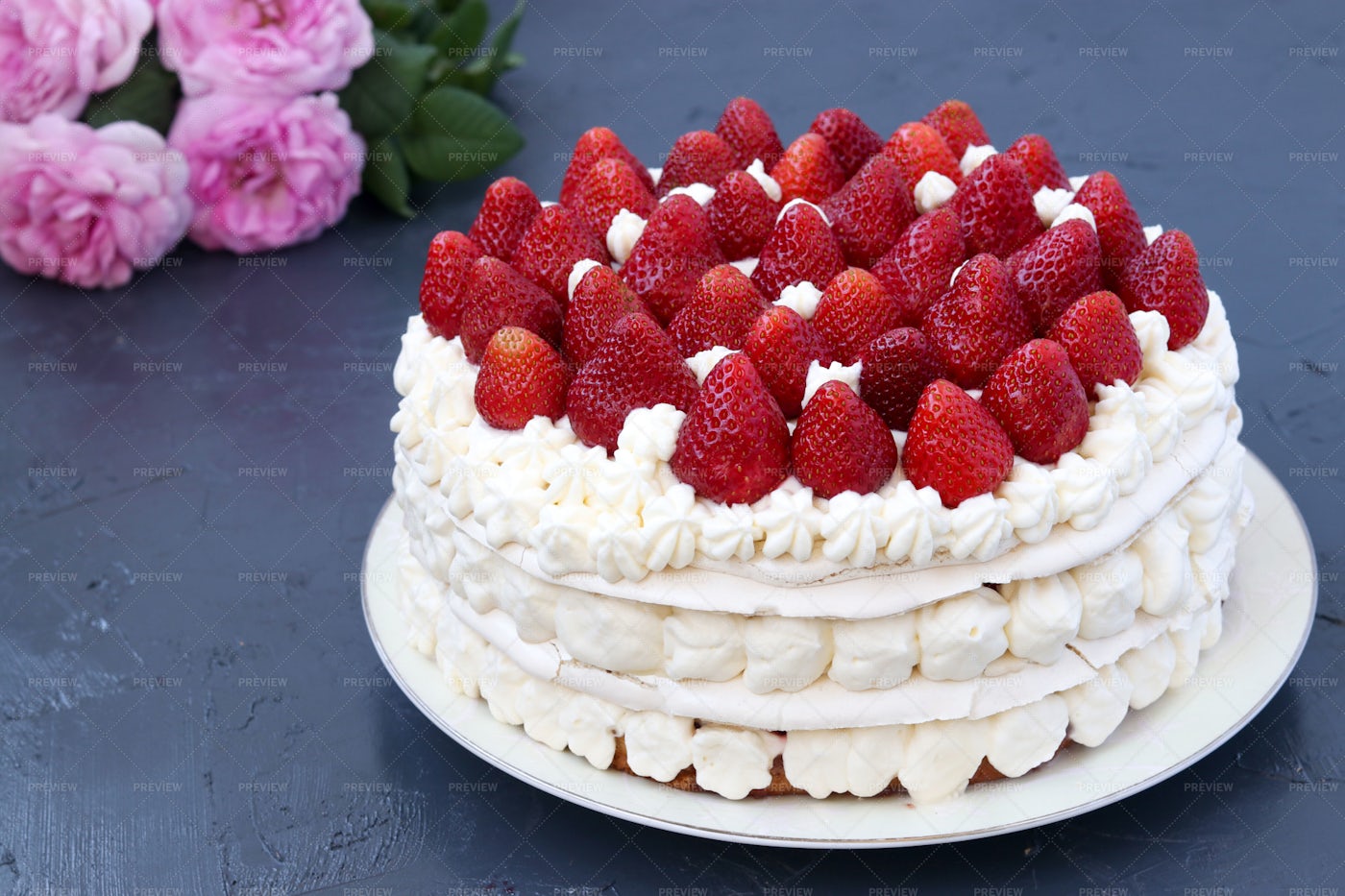 Pavlova Cake With Strawberries: Stock Photos