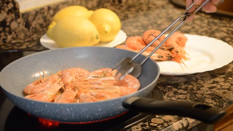 Frying Shrimp : Stock Video