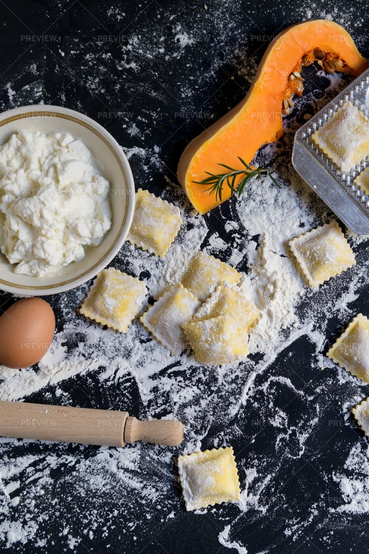 Raw Ravioli: Stock Photos