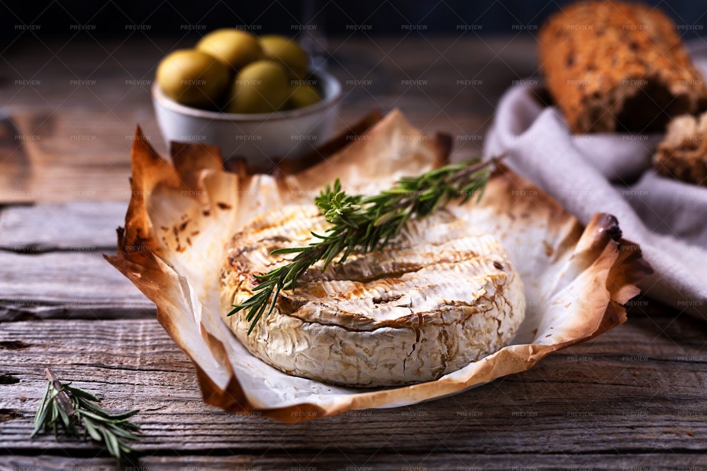 Fresh Camembert: Stock Photos