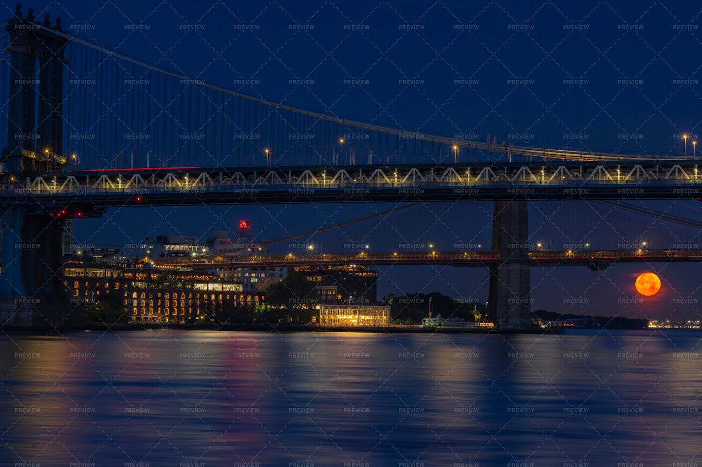 Full Moon Over East River: Stock Photos