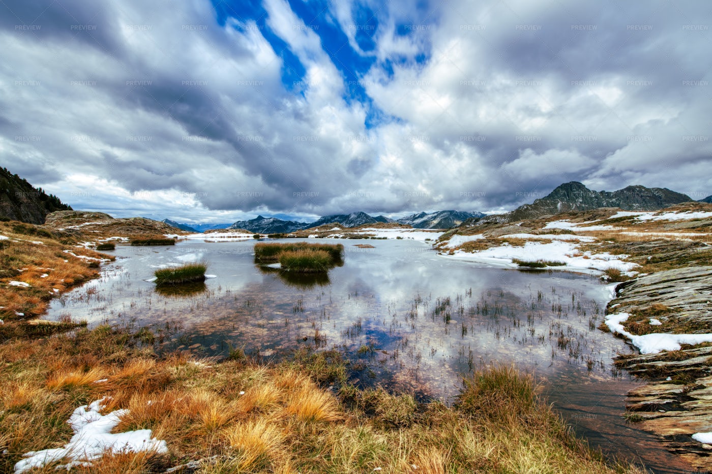 Early Autumn In A Small Lake: Stock Photos