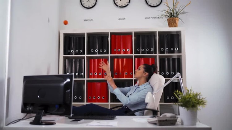 Female Employee Passing The Time: Stock Video