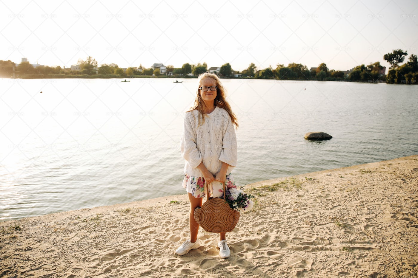 Girl On The Beach In Autumn: Stock Photos