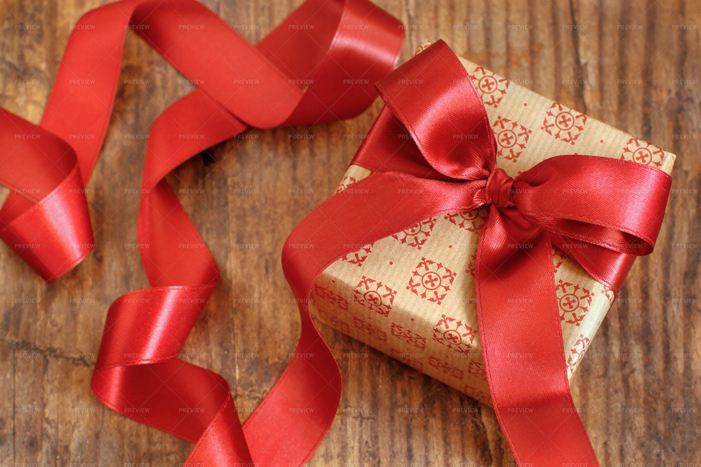 Gift Box With Bow: Stock Photos