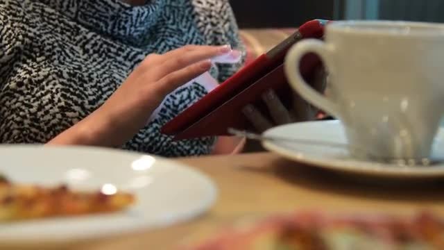 Using Digital Tablet In Cafe: Stock Video