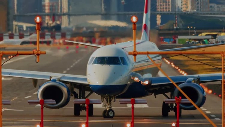 Airplane Turning On Runway : Stock Video