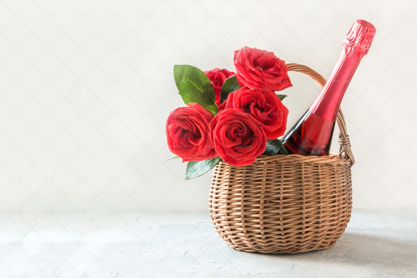 Gift Hamper, Roses And Champagne: Stock Photos