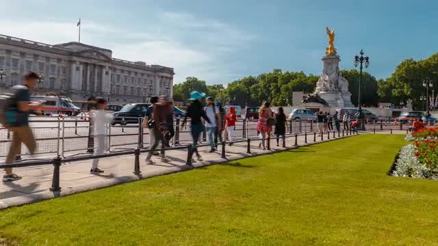 People Walk Around Buckingham Palace: Stock Video
