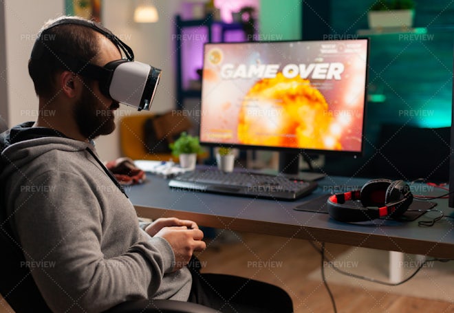 Fotografia do Stock: Pro gamer playing virtual video game on